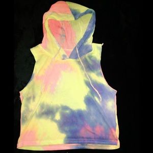 Tie-dye Tank top with a hood.